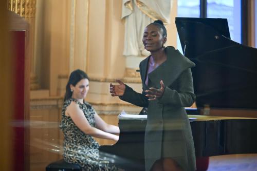 Jeanine de Bique, Soprano, Trinidad & Tobago, habillée par Ferragamo, Marie-Eve Scarfone, pianiste