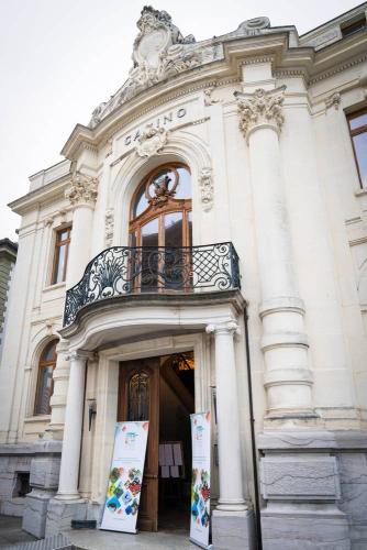 Casino : front entrance with kakemonos 