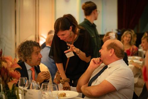 Dr. Sophie Labaude “auction spotting » with charm!