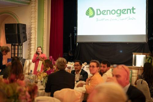 Mary Hofstetter, Consultant, Caribaea Initiative Suisse, thanking sponsor Denogent Paysagist. 